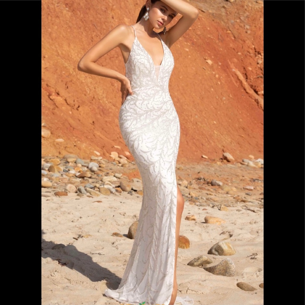 Primavera white beaded gown sz 6 excellent condition.